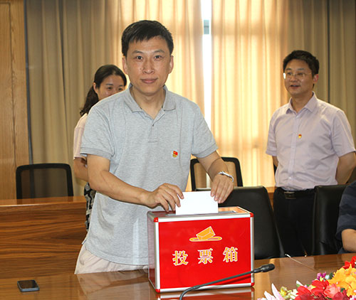 【汇聚青年力量 奋进时代征程】开云手机入口党支部召开专题党课暨预备党员转正党员大会(图5) 【汇聚青年力量 奋进时代征程】开云手机入口党支部召开专题党课暨预备党员转正党员大会(图5)