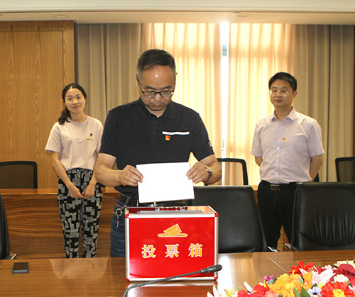 【汇聚青年力量 奋进时代征程】开云手机入口党支部召开专题党课暨预备党员转正党员大会(图6) 【汇聚青年力量 奋进时代征程】开云手机入口党支部召开专题党课暨预备党员转正党员大会(图6)