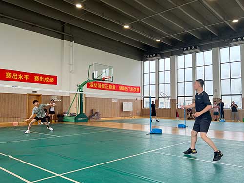 上海开云手机入口成功举办2023年重固镇职工羽毛球比赛(图3)