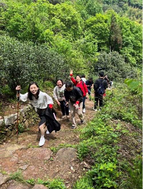 【登山望湖 走进春天】上海开云手机入口开展2024年山野徒步活动(图3)