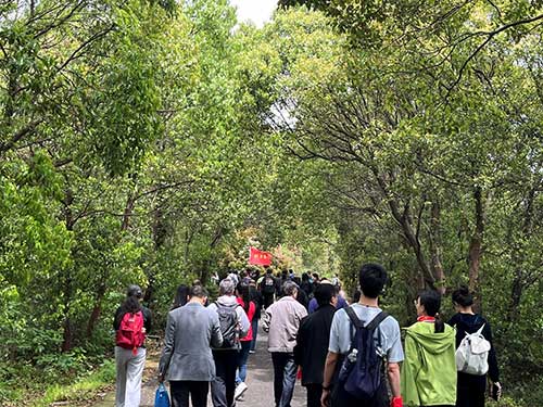 【登山望湖 走进春天】上海开云手机入口开展2024年山野徒步活动(图4)