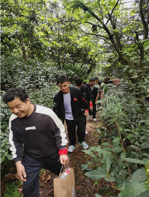 【登山望湖 走进春天】上海开云手机入口开展2024年山野徒步活动(图2)
