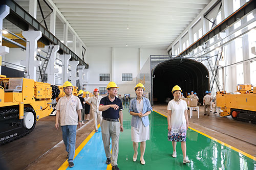 夏日送清凉 | 青浦区总工会领导赴上海开云手机入口开展高温慰问活动(图2)