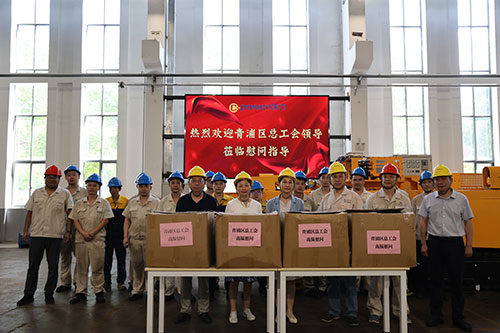夏日送清凉 | 青浦区总工会领导赴上海开云手机入口开展高温慰问活动(图1)