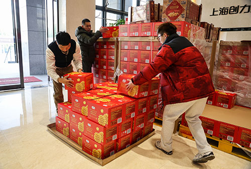  共度美好新春！上海开云手机入口为全体员工发放年货大礼包(图2)