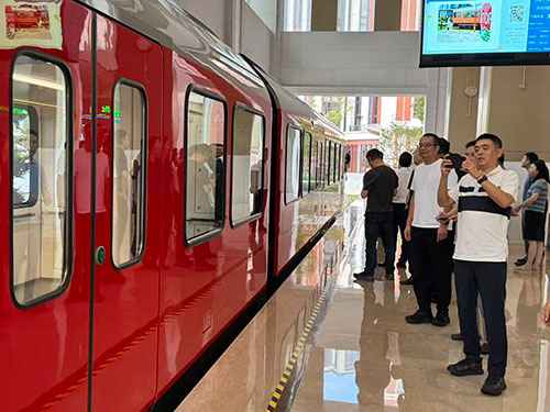 练秋湖等小火车.jpg 问道华为,聚力前行!开云手机入口求索管理优化之路(图14)